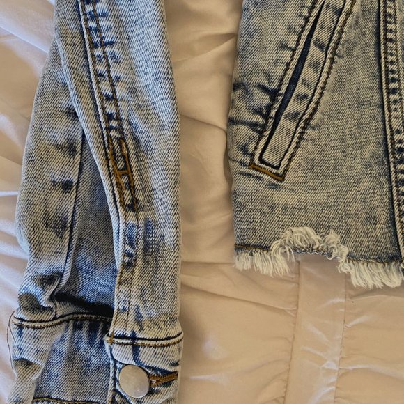 Medium wash denim jacket with flower embroidery! - Picture 3 of 4